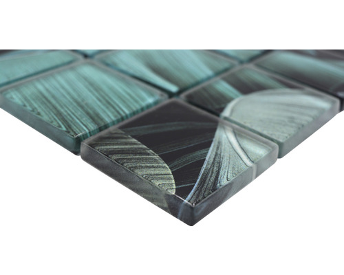 Gedetailleerde opname van een glazen mozaïektegel met patroon