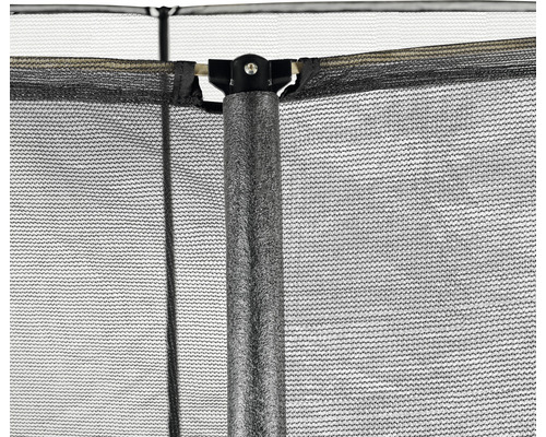 Gedetailleerd beeld van een trampoline met veiligheidsnet en framebuis.