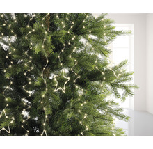 Close-up van een kerstboom met een sterrenlichtsnoer