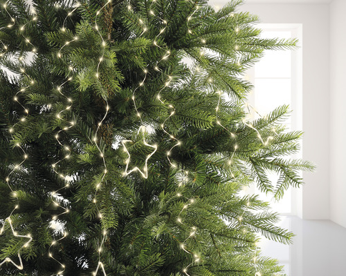 Close-up van een kerstboom met een sterrenlichtsnoer