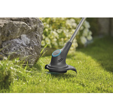 Gras trimmer in gebruik op gazon in de tuin.