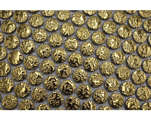 Close-up van een mozaïek met kleine, ronde, gestructureerde gouden tegels