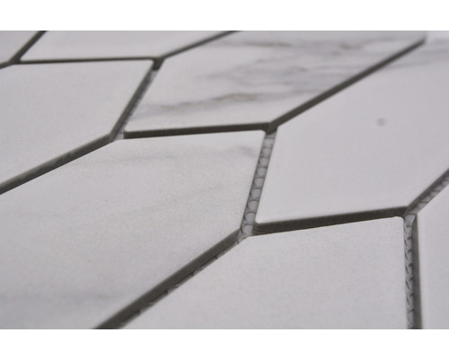 Close-up van witte, ruitvormige tegels