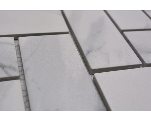 Rechthoekige tegels van steengoed op een net