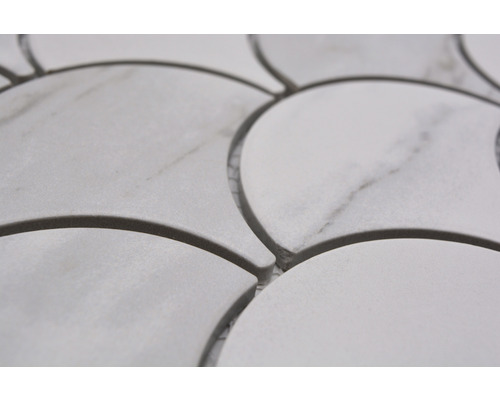 Detailopname van mozaïektegels in waaiervorm