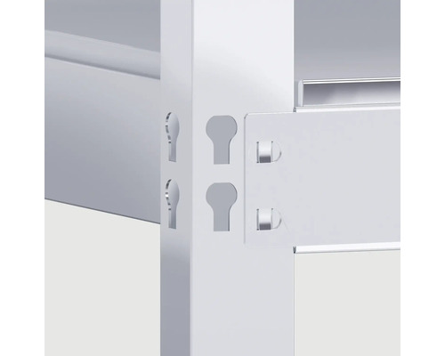 Detailopname van een metalen stellingkast met gaten voor flexibele montage van de schappen