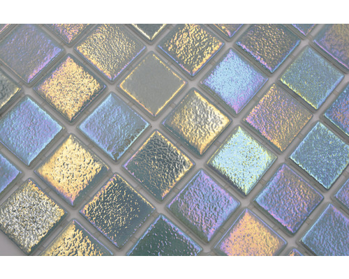 Close-up van iriserende glazen mozaïektegels