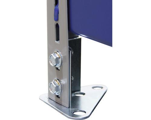 Detailopname van een metalen rek met schroeven en hoekvoet