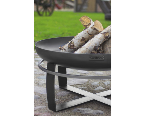 Vuurschaal van staal met houtblokken