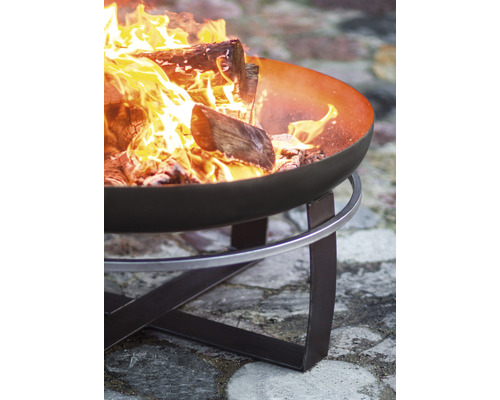 Vuurschaal met brandend hout op een metalen frame