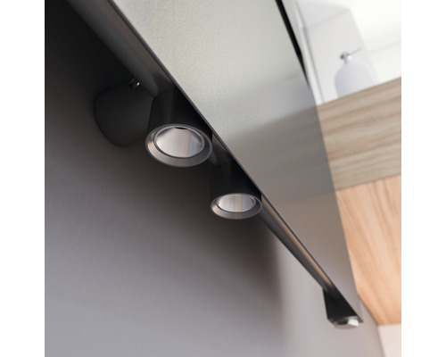 Twee spots op een armatuur onder een kast