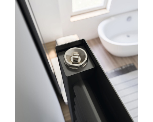 Detailopname van een radiatorkraan in een badkamer met bad