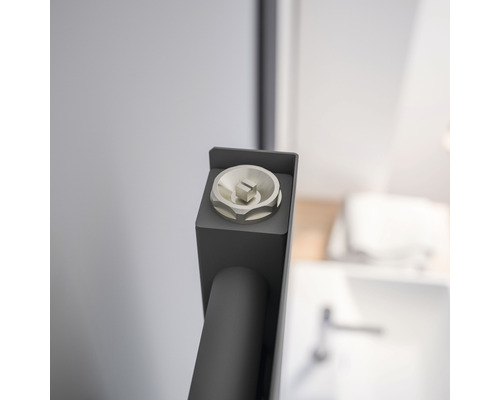 Detailopname van een radiatoraansluiting in de badkamer