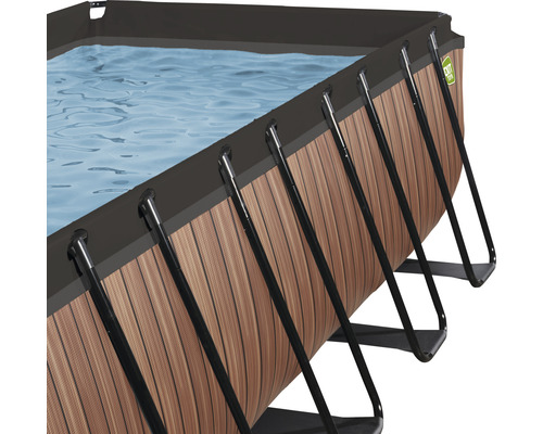 Detailaanzicht van een rechthoekig zwembad met houtlook en zwart frame