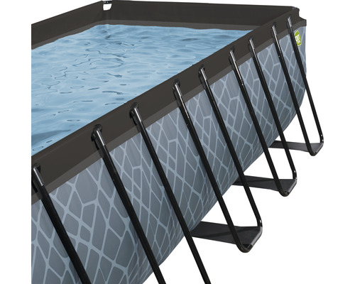 Opzetzwembad met stalen frame en wateroppervlak