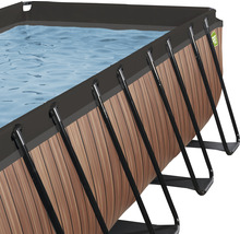 Detailaanzicht van een rechthoekig opzetzwembad met houtlook en stalen frame.