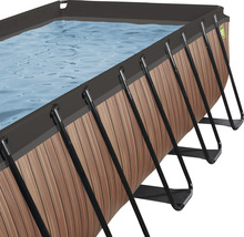 Rechthoekig zwembad met stalen frame en houtlook bekleding, gevuld met water.