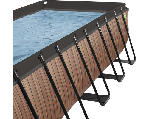 Rechthoekig zwembad met stalen frame en houtlook bekleding, gevuld met water.