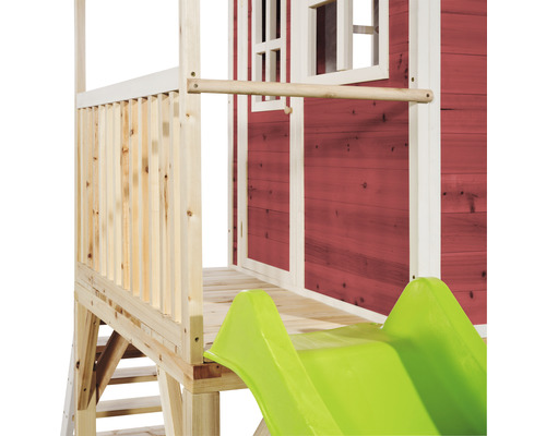 Detail van een speelhuis met glijbaan en klimrek