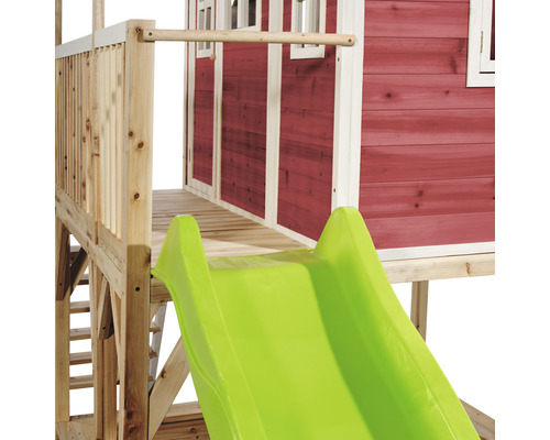 Detailopname van een speelhuis met glijbaan en rode houten bekleding