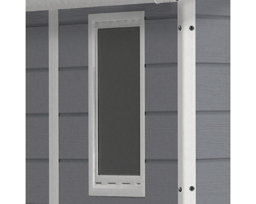 Detail van een raam in een tuinhuis