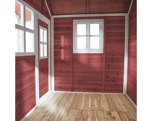 Interieur van een houten speelhuis met raam en houten vloer