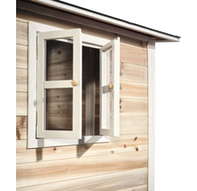 Detailopname van een tuinhuis met open raam en houten gevelbekleding