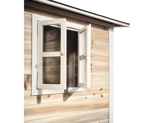 Detailopname van een tuinhuis met open raam en houten gevelbekleding