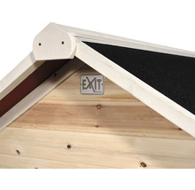 Detailopname van een houten huis met bitumineus dak en EXIT Toys logo