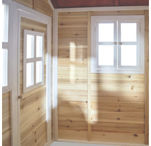 Interieur van een houten speelhuis met deur en raam