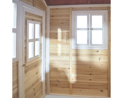 Interieur van een houten speelhuis met deur en raam