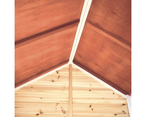 Interieur van een houten huis met dak en wandbekleding