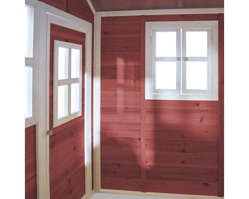 Binnenaanzicht van een speelhuis met ramen en houten wanden