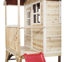Houten speelhuis met glijbaan voor kinderen