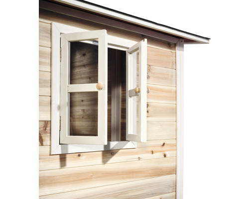 Detailweergave van een openstaand houten raam in een tuinhuis