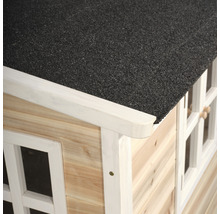 Detailopname van een houten speelhuis met dakleer en ramen