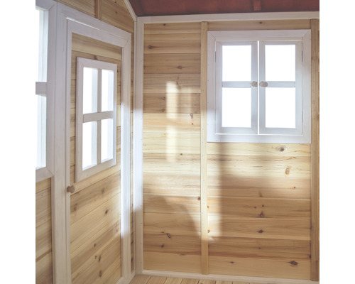 Interieurbeeld van een houten huis met raam en deur