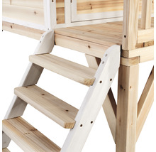 Detailopname van de houten trap van een speelhuis