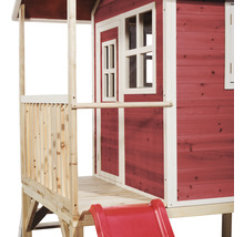 Houten speelhuis met glijbaan en veranda.