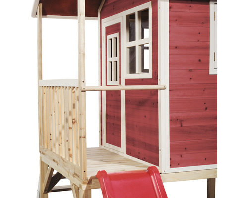 Houten speelhuis met glijbaan en veranda.