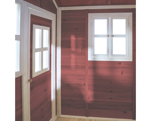 Binnenaanzicht van een houten huis met raam en deur