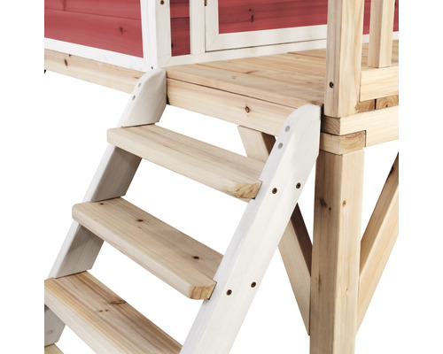 Detailopname van een houten trap naar een speelhuis