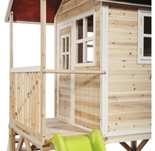 Houten speelhuis met glijbaan voor de tuin