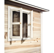 Detailopname van een houten tuinhuis met een openstaand raam