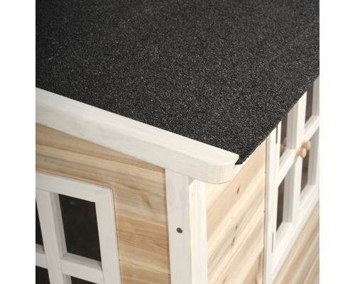 Detailopname van een speelhuis met bitumen dak en ramen met roeden