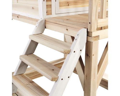 Close-up van een houten trap die naar een speelhuis leidt