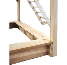 Detailopname van een houten speeltoren met ladder