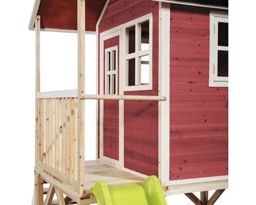 Houten speelhuis met glijbaan