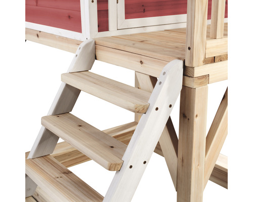 Detailaanzicht van een houten trap die naar een speelhuis leidt.