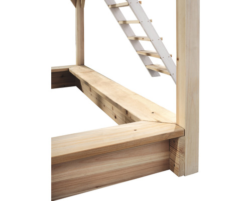 Detail van een houten speeltoren met ladder